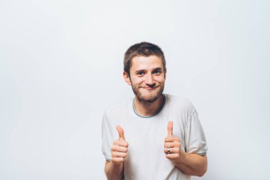 Adam baş parmağını gösteriyor.