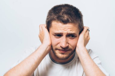 Kulaklarını kapat dostum.