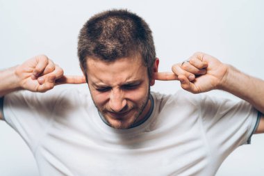 Kulaklarını kapat dostum.