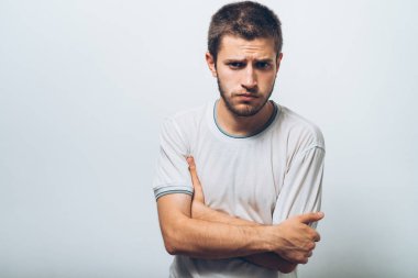 Kollarını kavuşturmuş bir adamın portresi.