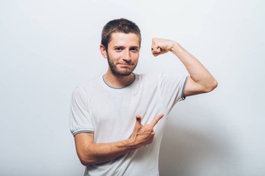 Adam ona kaslarını gösteriyor.