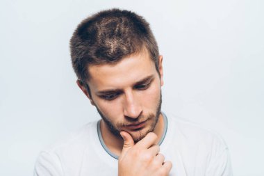 Adam stüdyo geçmişine karşı düşünüyor.