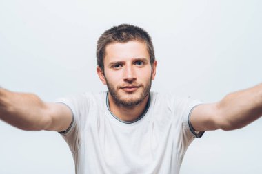 Stüdyo arka plandaki adam