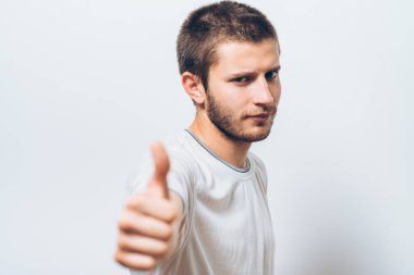 Adam baş parmağını gösteriyor.