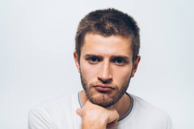 Stüdyo arka plandaki adam