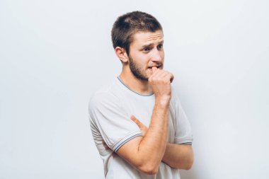 Adam tırnaklarını yiyor.