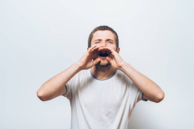 Stüdyo arka plandaki adam