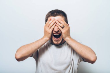 Erkekler gözlerini onun elleriyle kapatır.