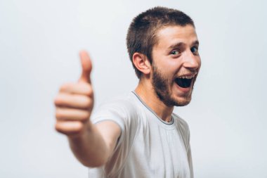 Adam baş parmağını gösteriyor.