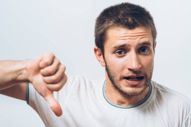 Adam baş parmak hareketi gösteriyor.