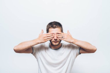 Erkekler gözlerini onun elleriyle kapatır.