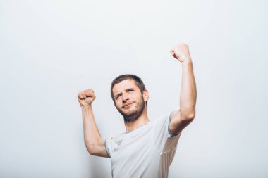 Neşeli, çok mutlu bir adam.