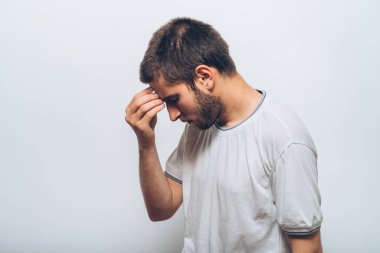 Stüdyoda poz veren adam