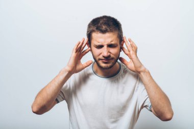 Stüdyoda poz veren adam