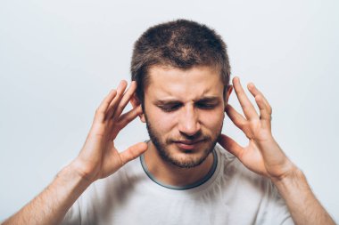 Stüdyoda poz veren adam