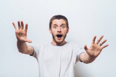 Adam korkudan korkuyor.