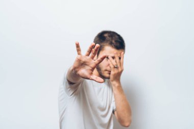 Adam korkudan korkuyor.