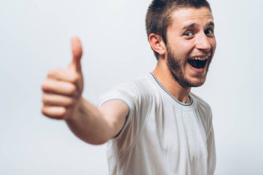 Adam baş parmağını gösteriyor.