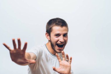 Adam korkudan korkuyor.