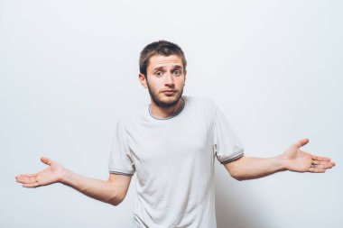 Adam ellerini havaya kaldırıyor.