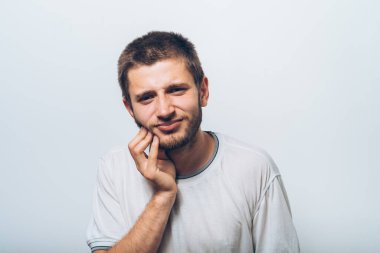 Stüdyoda poz veren adam