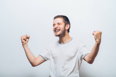 Neşeli, çok mutlu bir adam.