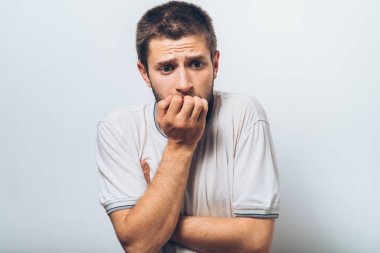 Adam tırnaklarını yiyor.