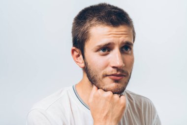 Stüdyoda poz veren adam