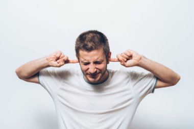 Stüdyoda poz veren adam