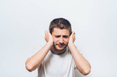 Stüdyo arka plandaki adam