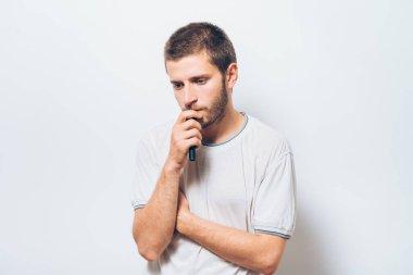 Stüdyo arka plandaki adam