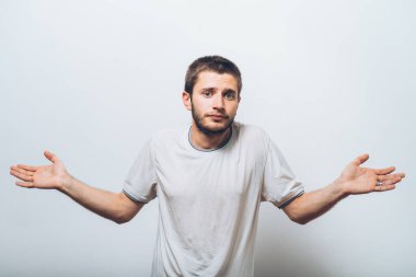 Adam ellerini havaya kaldırıyor.