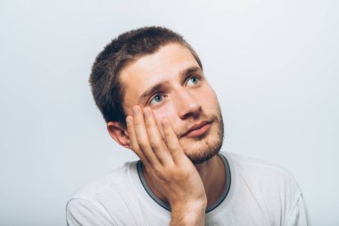 Stüdyo arka plandaki adam