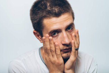 Stüdyo arka plandaki adam