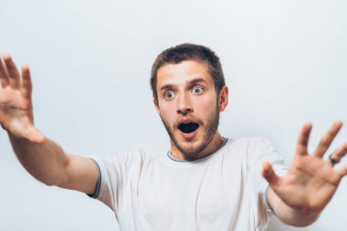 Adam korkudan korkuyor.