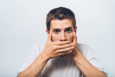 Adam ağzını kapatır.