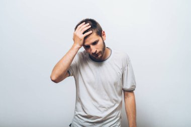 Stüdyo arka plandaki adam