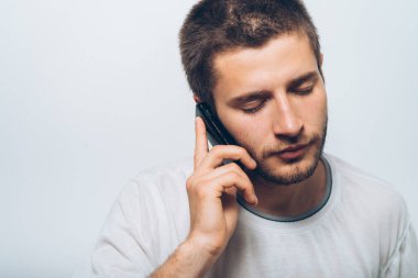 Stüdyo arka plandaki adam