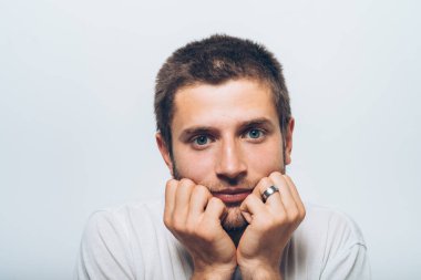 Stüdyo arka plandaki adam