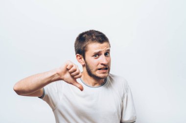 Adam baş parmak hareketi gösteriyor.