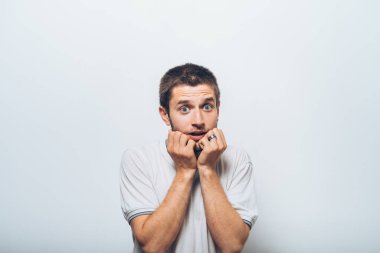 Stüdyo arka plandaki adam