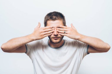 Erkekler gözlerini onun elleriyle kapatır.