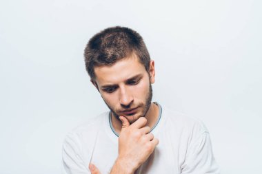 Adam stüdyo geçmişine karşı düşünüyor.