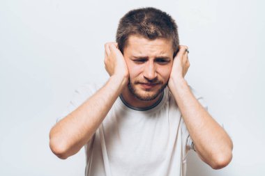 Kulaklarını kapat dostum.