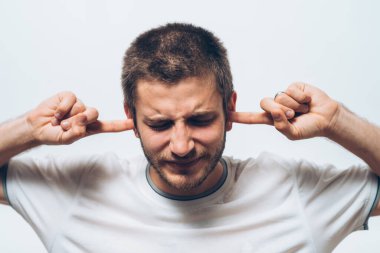 Stüdyo arka plandaki adam