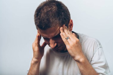 Stüdyo arka plandaki adam