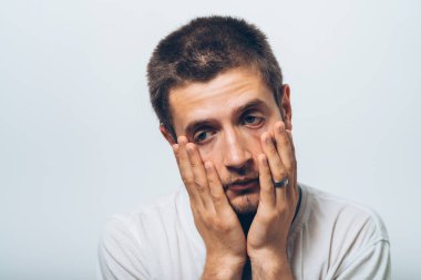 Stüdyo arka plandaki adam