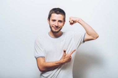 Adam ona kaslarını gösteriyor.