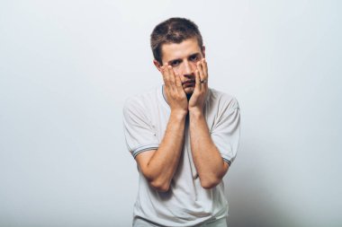 Stüdyo arka plandaki adam