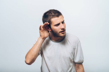 Kulak misafiri olur, dinlemeye çalışır..